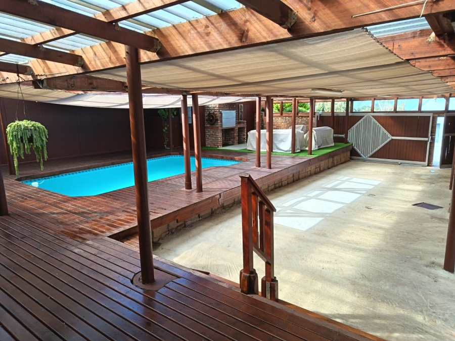 4 Bedroom Property for Sale in Herolds Bay Western Cape